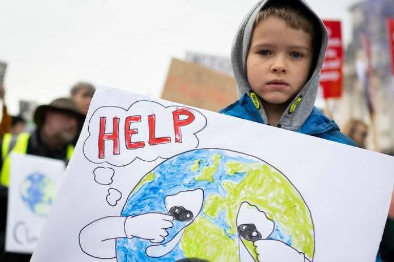 Um menino participando de protesto ambiental em Cardiff, no País de Gales, em novembro do ano passado