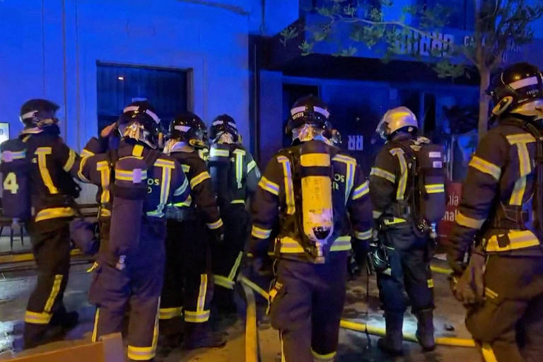 Bombeiros no lado de fora de um restaurante após um incêndio em Madri