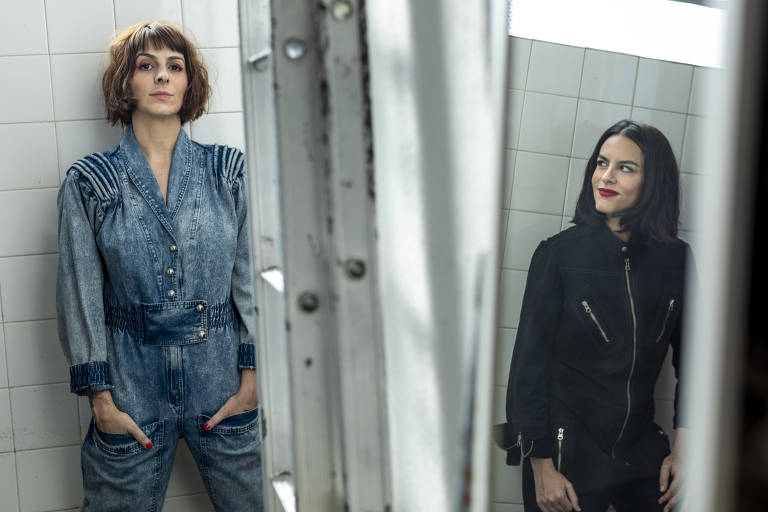 As atrizes Julia Tavares e Luisa Micheletti encenam 'A Origem do Mundo', peça baseada na HQ de Liv Strömquist