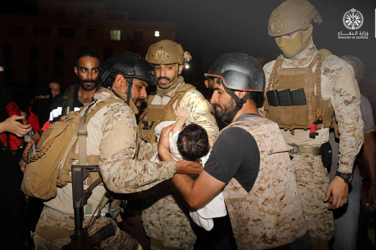 Oficiais da Marinha Saudita ajudam criança em operação de resgate no Sudão