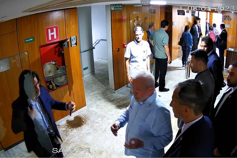 Lula gesticula com assessores ao vistoria os ataques golpistas