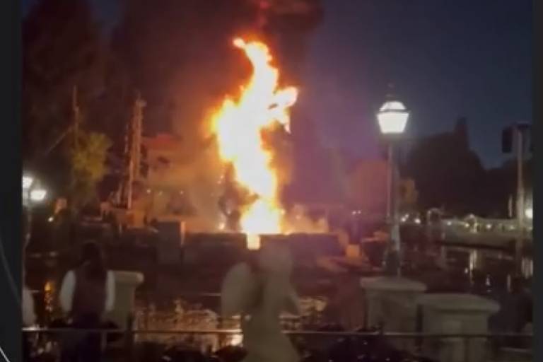 Dragão pega fogo na Disney Califórnia