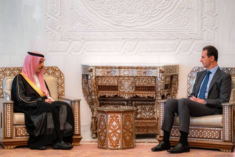O ditador da Síria, Bashar al-Assad, à direita, recebe o chanceler da Arábia Saudita, Faisal bin Farhan, em Damasco