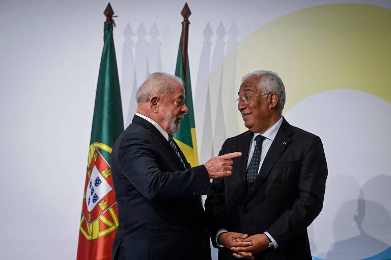 O presidente Luiz Inácio Lula da Silva conversa com o premiê de Portugal, António Costa, antes de entrevista coletiva em Lisboa