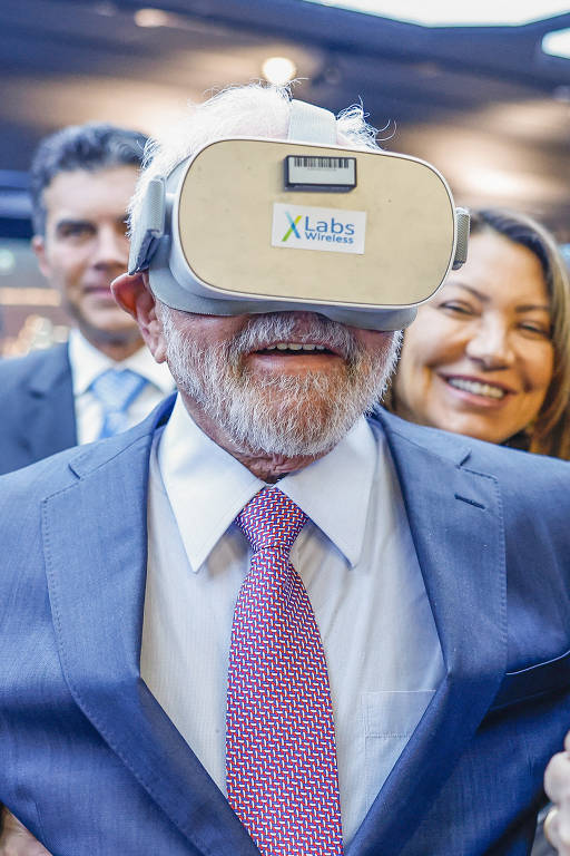 Luiz Inácio Lula da Silva (PT) visita, em viagem oficial à China, as instalações do centro de pesquisa e desenvolvimento da Huawei, empresa de tecnologia do país, junto da primeira-dama Janja da Silva