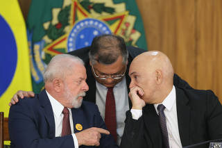 Lula e Moraes falam com o ministro Flavio Dino