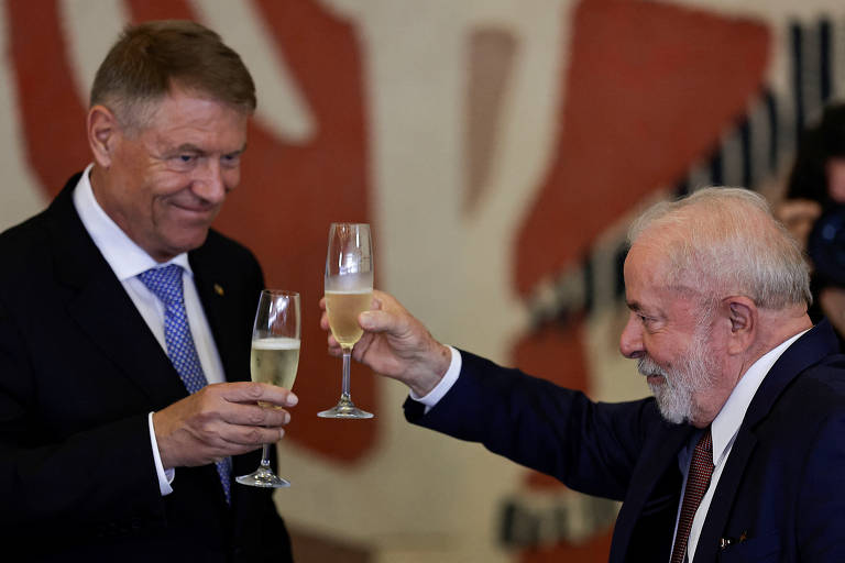 O presidente Luiz Inácio Lula da Silva (PT) encontra o mandatário romeno, Klaus Iohannis, em uma cerimônia no Palácio do Itamaraty, em Brasília