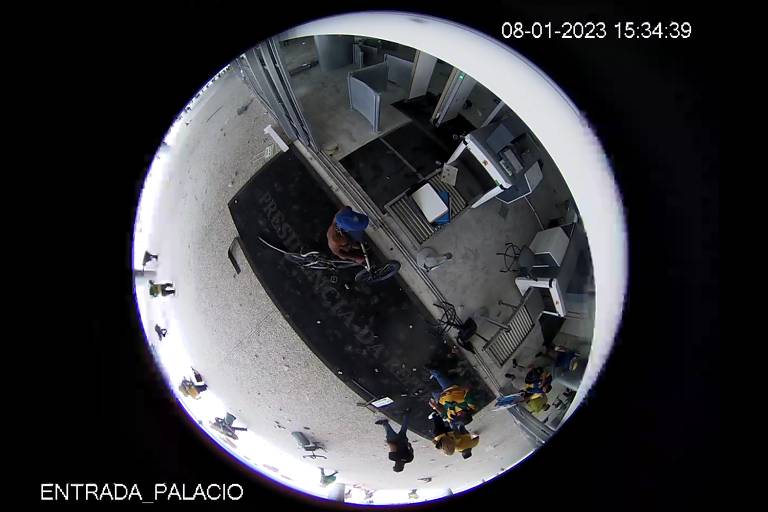 Câmera de segurança mostra pessoas quebrando equipamentos no Palácio do Planalto