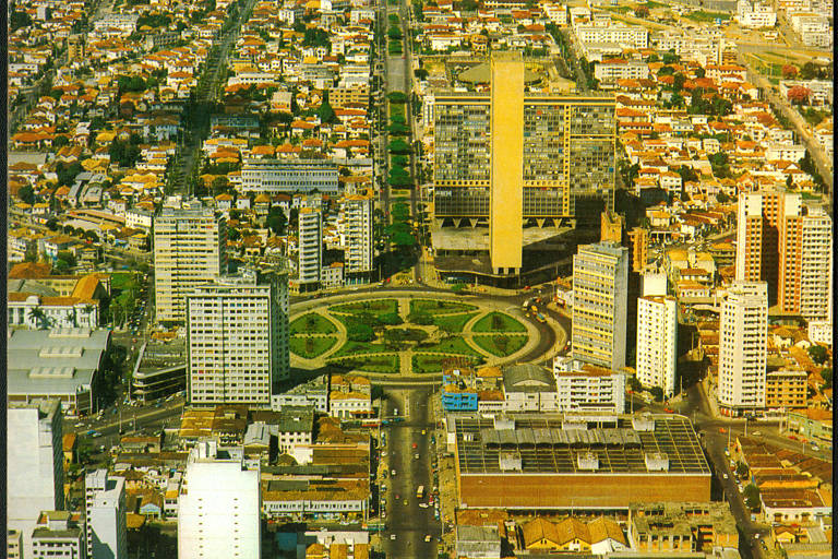 Vista do Edifício JK e da praça Raul Soares, em Belo Horizonte