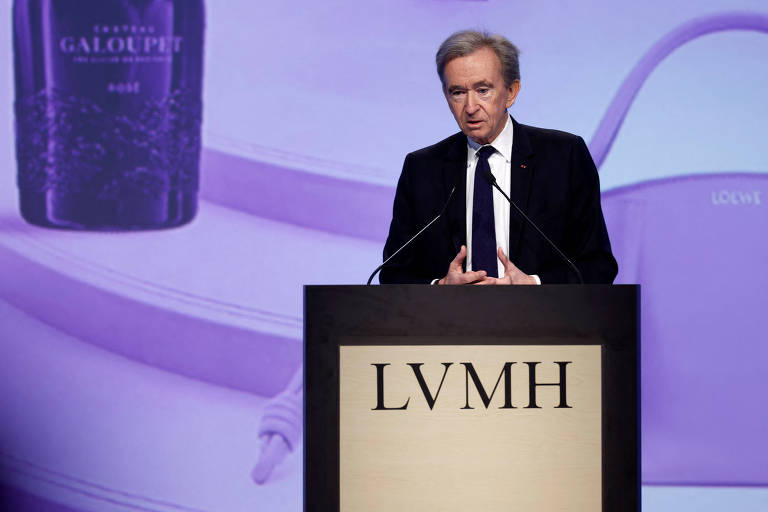 Bernard Arnault, presidente do conglomerado LVMH (Louis Vouitton & Moeth Hennessy), em conferência realizada em Paris, França. Arnault é um homem de paletó preto, camisa branca e gravata marinho