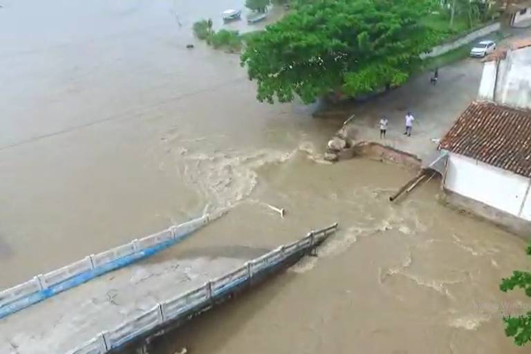 Imagem aérea mostra ponte que cedeu e está parciamente submersa pelo rio