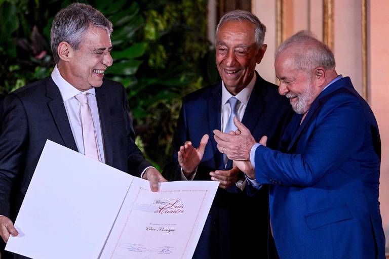 Chico Buarque recebe prêmio Camões pelas mãos de Lula; veja fotos