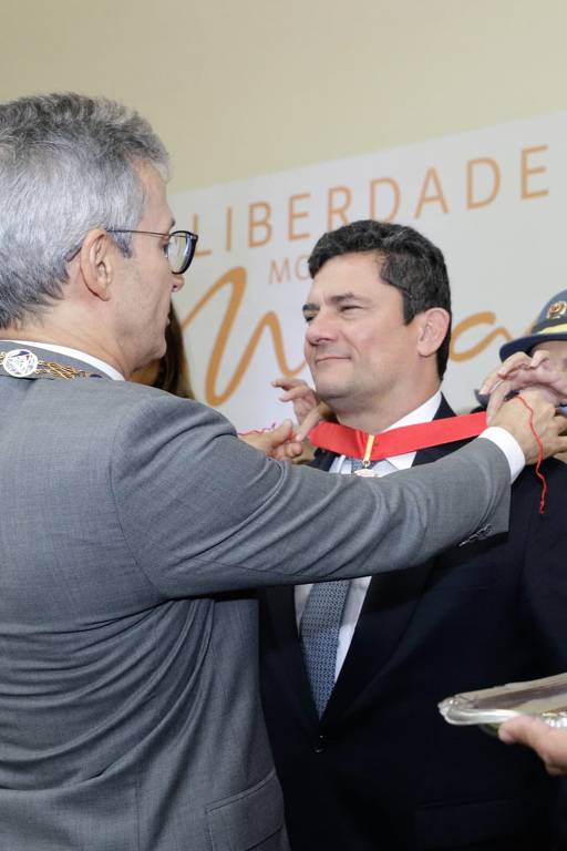 Sergio Moro recebe do governador de Minas, Romeu Zema, a medalha de Tiradentes, em Ouro Preto, MG, no feriado de Tiradentes