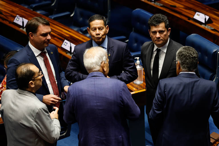 Sergio Moro no plenário do Senado Federal, ao lado do senador Flávio Bolsonaro e outros colegas