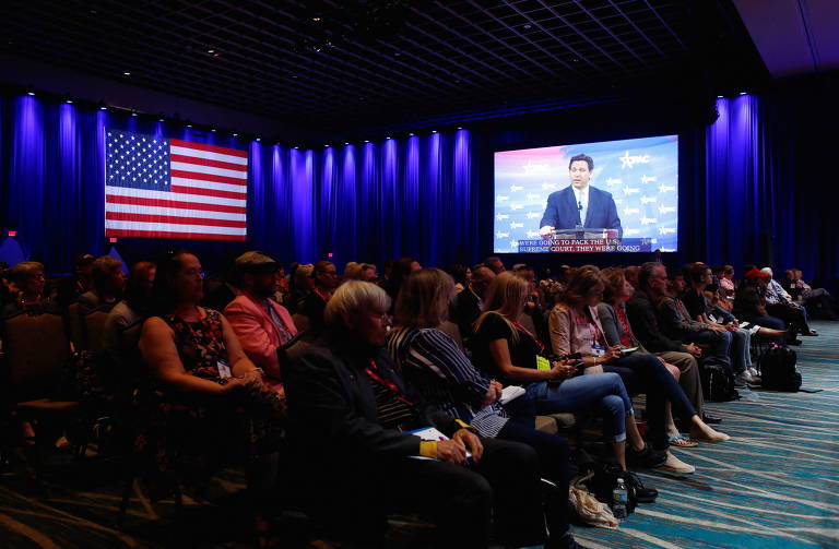 DeSantis fala por uma tela na Conferência de Ação Política Conservadora; no estado em que governa, o político baniu um curso sobre história afro-americana e chancelou um projeto que dá aval aos pais para processarem docentes que mencionem questões de diversidade em sala de aula