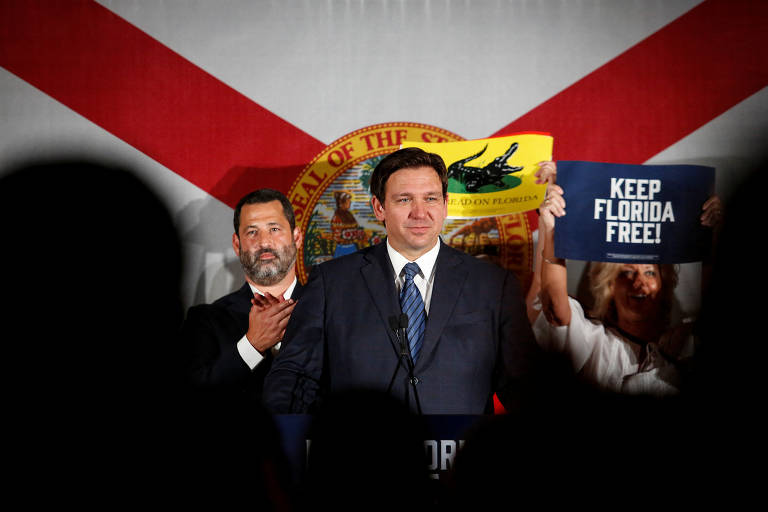 O político passou a ser visto como um nome forte para as eleições presidenciais de 2024, ganhando a antipatia de Trump; na foto, DeSantis fala a membros do Partido Republicano