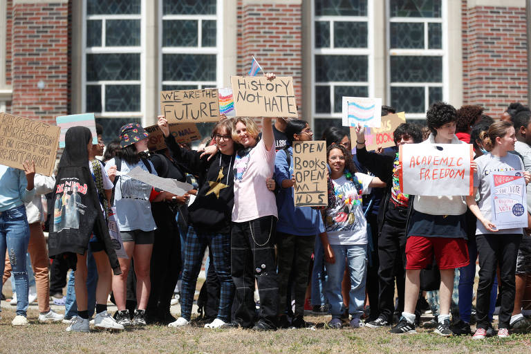 As medidas de DeSantis sofrem críticas: na foto, estudantes protestam contra a proibição do ensino de identidade de gênero e orientação sexual em sala de aula