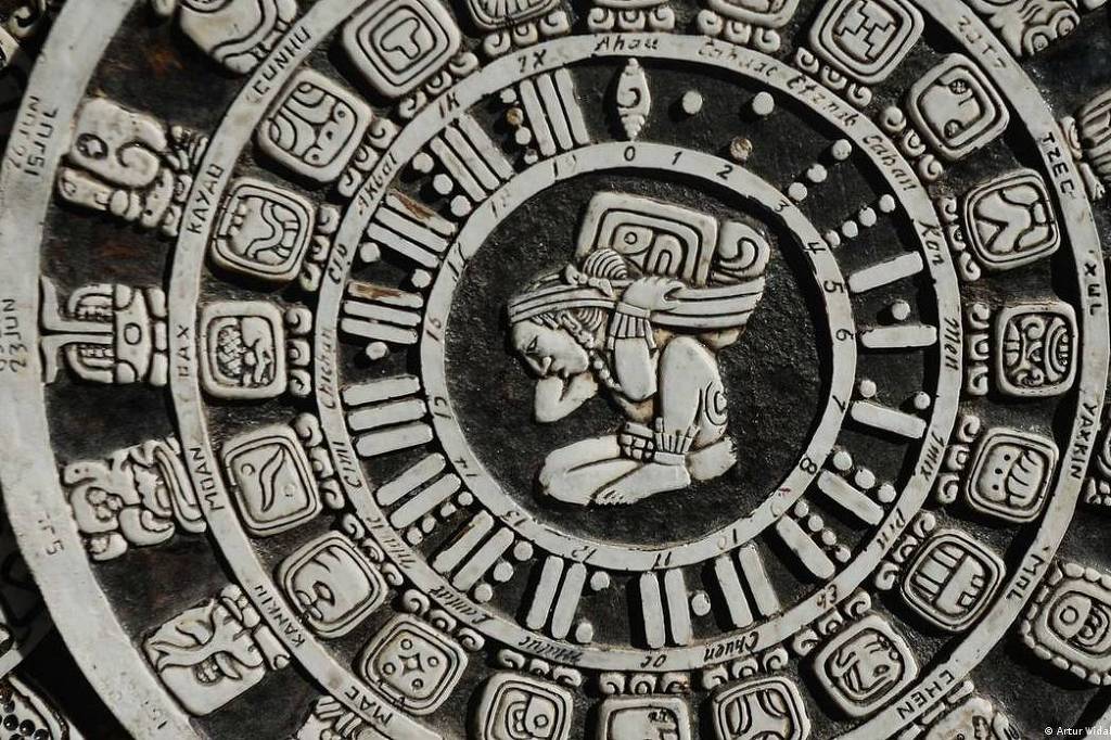 Сюжет произведения календарь майя. Календарь ацтеков камень. Ацтекский камень солнца. Солнечный камень ацтеков. Календарь Майя фото.