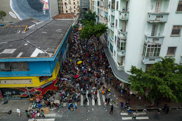 Vista aérea da rua Guaianases, no centro de São Paulo, onde há um ponto de aglomeração de usuários de drogas
