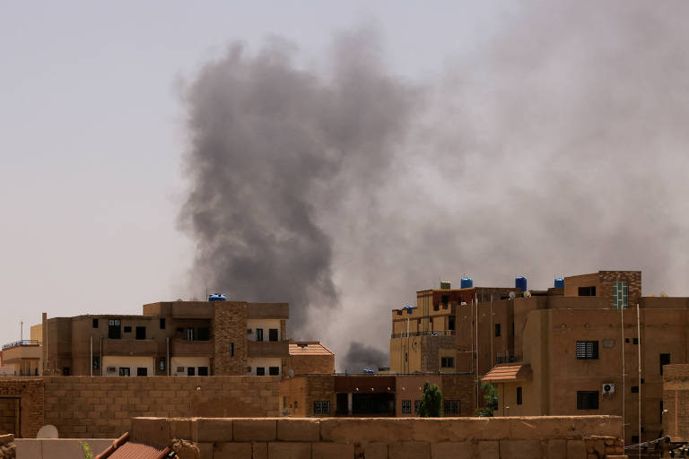 Fumaça em bairro residencial de Cartum, a capital do Sudão