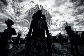 Indígenas do Acampamento Terra Livre marcham em Brasília