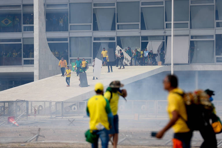 Golpistas invadem os Três Poderes, em Brasília