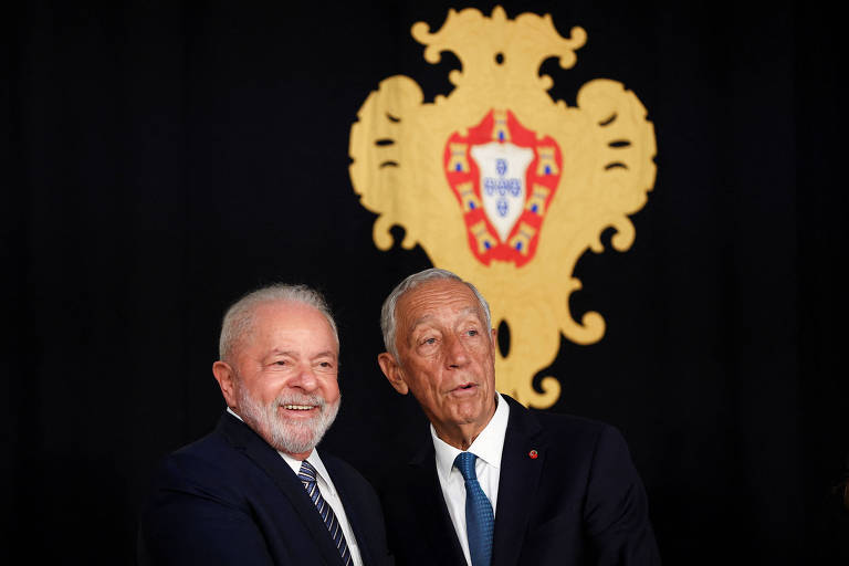 O presidente Lula (à esq) ao lado do homólogo português, Marcelo Rebelo de Sousa, em Lisboa
