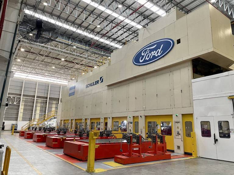 Nova prensa utilizada na confecção de peças da carroceria da nova picape Ford Ranger. Equipamento está instalado na fábrica da marca em Pacheco, Argentina