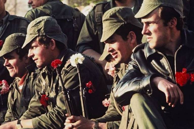 Soldados colocaram cravos nos canos de suas armas no dia 25 de abril de 1974