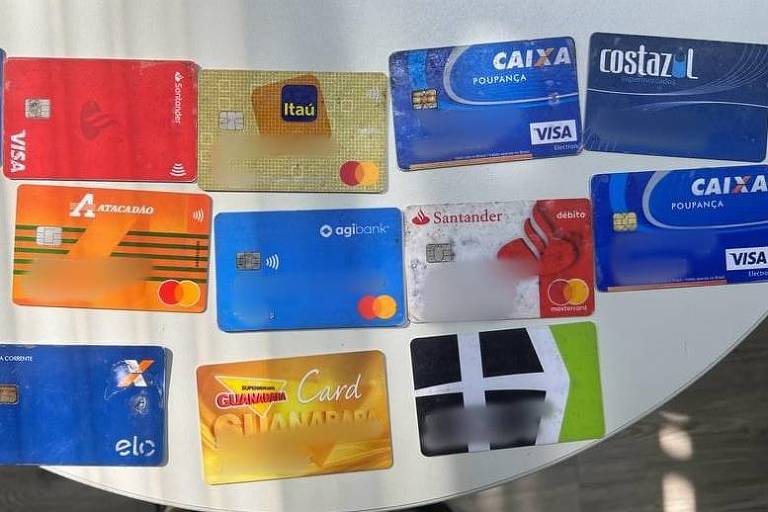 Cartões de vários bancos são apreendidos em operação contra fraude no INSS