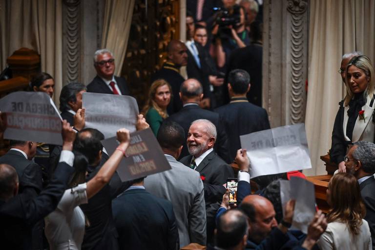 Ao discursar no Parlamento de Portugal, em Lisboa, no último dia de viagem, Lula recebeu aplausos, mas também foi vaiado por parlamentares do ultradireitista Chega, que seguraram cartazes com bandeiras da Ucrânia e com frases contra a corrupção 