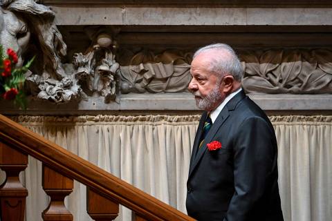 Brazil's President Luiz Inacio Lula da Silva, bearing a red carnation, arrives for the welcome session at the Portuguese Parliament in Lisbon on April 25, 2023 upon the commemoration of the 49th anniversary of the Carnation Revolution. (Photo by PATRICIA DE MELO MOREIRA / AFP)