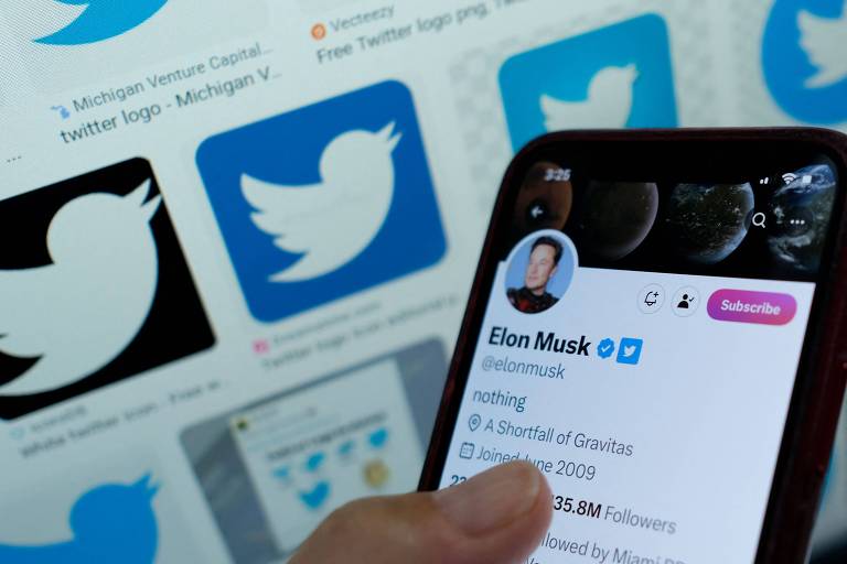 Usuário olha pelo celular o Twitter de Elon Musk