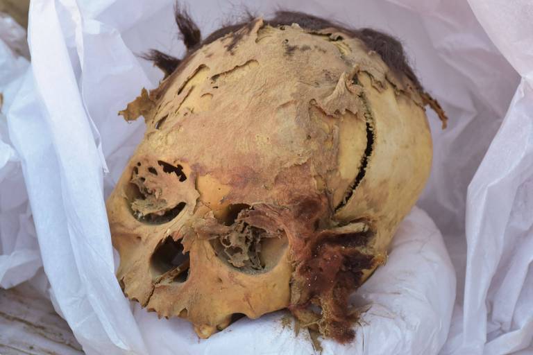 Múmia de adolescente com cerca de 800 anos é descoberta no Peru