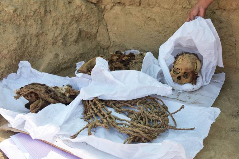 Partes do esqueleto da múmia adolescente pré-Inca encontrada no sítio arqueológico de Cajamarquilla, perto de Lima, no Peru