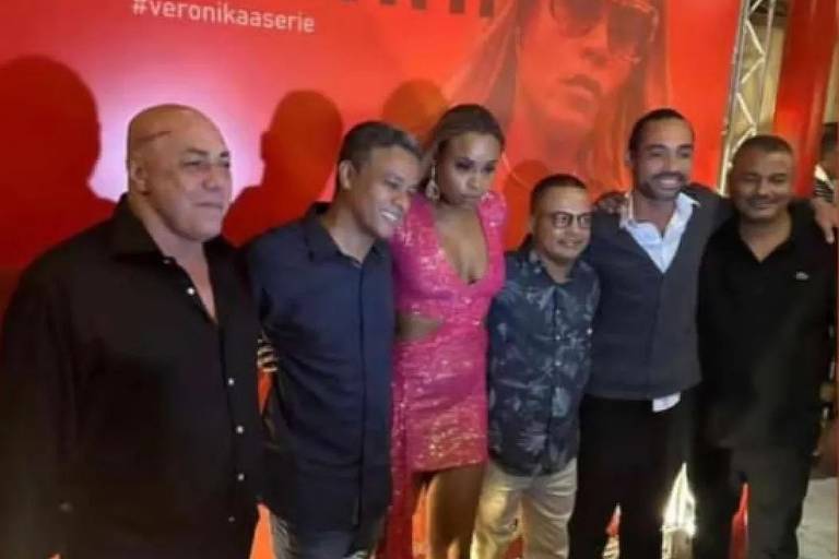 Ex-detentos em evento da série 'Veronika'