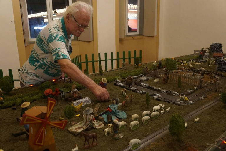O ferroviário aposentado Láercio Tetto diante do enorme presépio que ao longo de 41 anos montou em um museu de Jundiaí (SP)