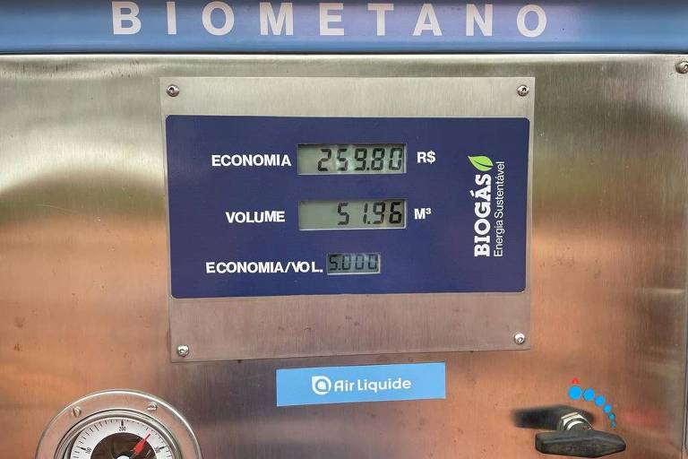 Bomba instalada na SF Agropecuária, em Brasilândia (MS), mostra economia gerada ao abastecer trator com biometano, em comparação com o diesel