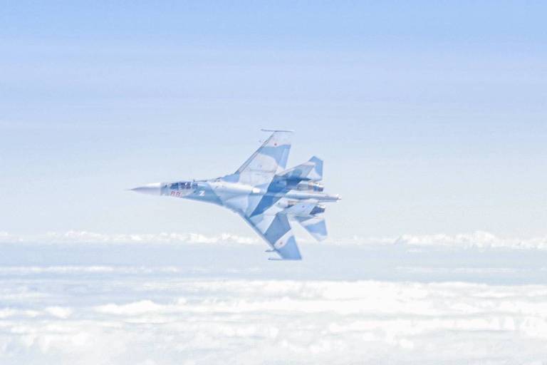 Caça Su-27 é fotografado por piloto de Eurofighter da Força Aérea alemã no Báltico