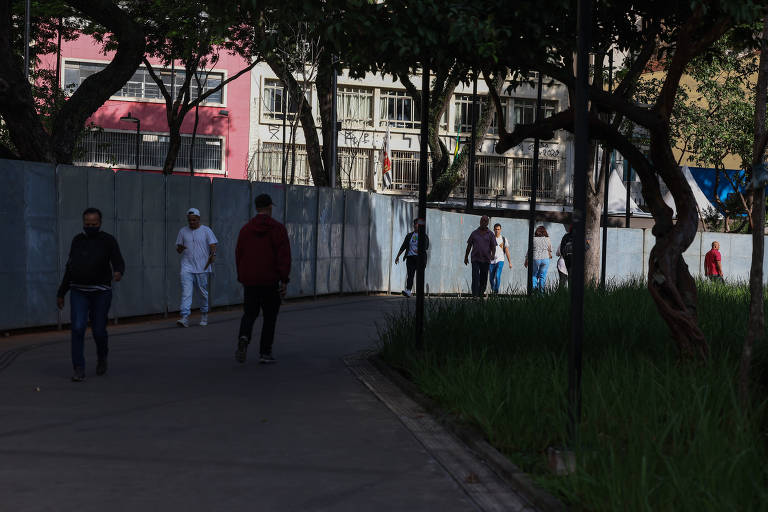 Quem precisa atravessar o vale tem que contornar a área onde palcos são instalados. Em dia de evento a caminhada é ainda maior.