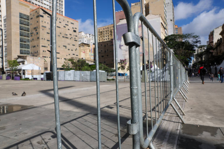 Gradis cercam a área central do vale, impedindo acesso da população a bancos e banheiros públicos.