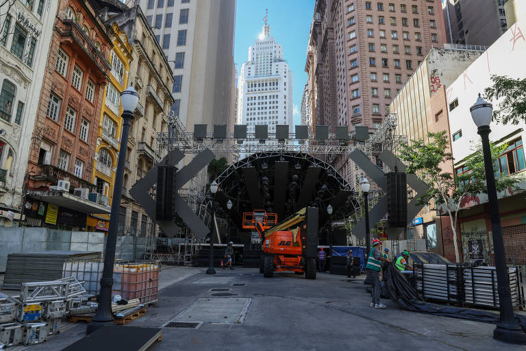 Um dos palcos do festival Ultra Brasil, montado na travessia da avenida São João, cercado por prédios residenciais e comércios. Vizinhos reclamam do barulho das festas, que muitas vezes atravessam a madrugada.