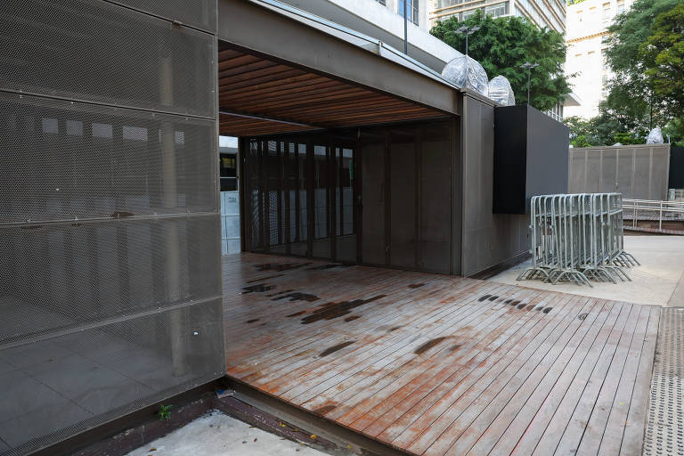 Os doze quiosques instalados pela prefeitura para abrigarem lanchonetes e outros comércios de alimentos continuam sem uso. Com o vale cercado, população também perde acesso a banheiros públicos.