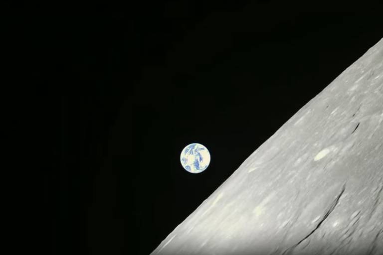 Imagem feita da Lua e da Terra, ao fundo, realizada pela sonda da ispace