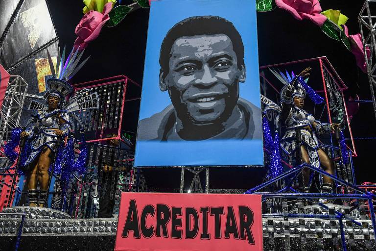 A Rosas de Ouro, escola de samba paulistana, faz homenagem a Pelé no carnaval de 2023