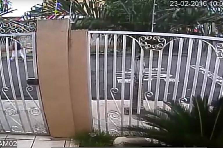 Imagem da câmera de segurança mostra um homem passando em frente à casa em José Bonifácio (SP)