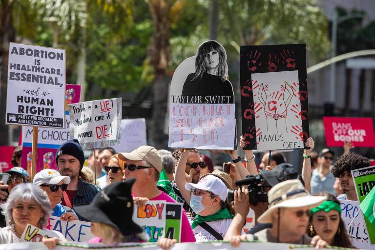 Manifestantes em defesa do direito ao aborto protestam em Los Angeles, nos EUA