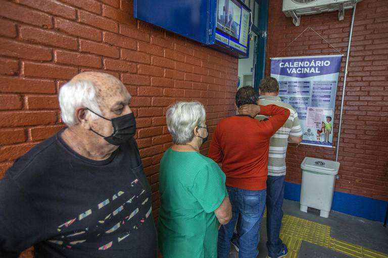 Primeiro dia de vacinação com a bivalente para maiores de 50 anos, em São Paulo
