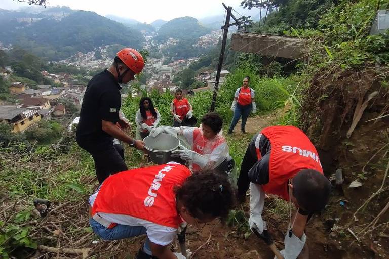 Curso da ONG Humus em parceria com Instituto Verdescola ensina moradores a lidar com desastres naturais em São Sebastião (SP)