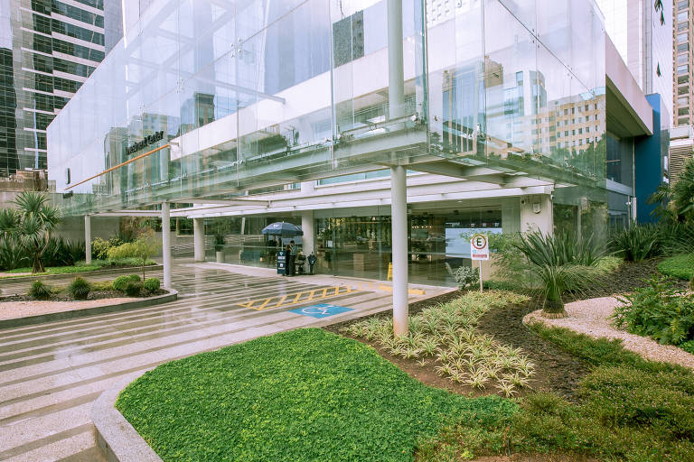 Entrada do centro de investimentos do Itaú, na Faria Lima, em São Paulo